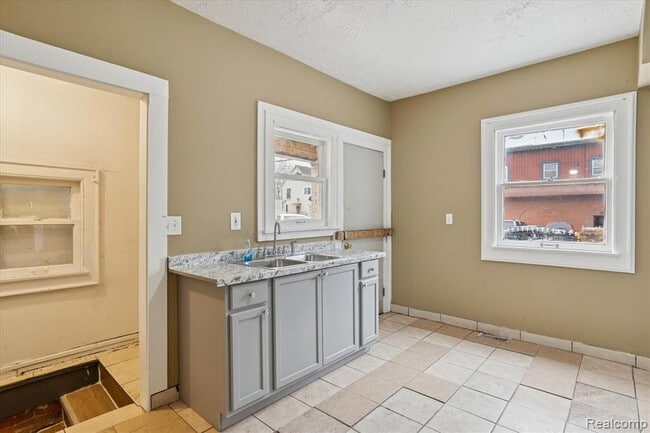 Building Photo - 5421 Toledo St