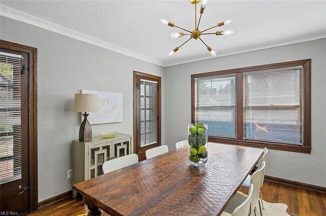 Building Photo - GORGEOUS Cleveland Hts Single Family - Ava...