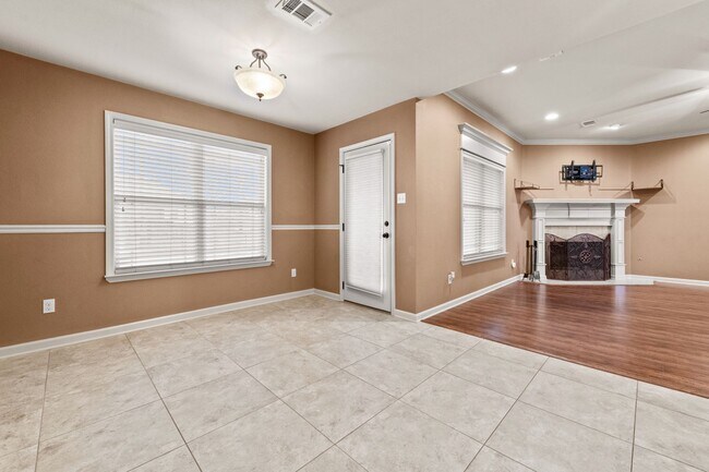 Building Photo - 2009 Ingleside Dr