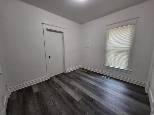 Building Photo - 523 W Maple Ave