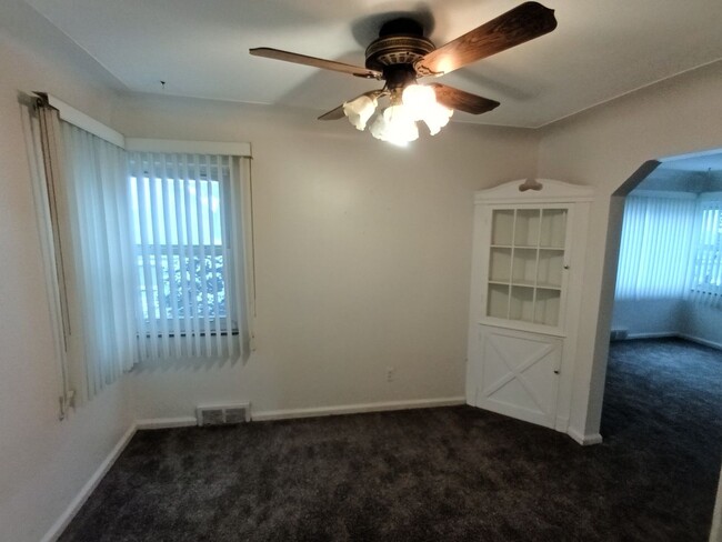 Building Photo - 3 bedroom 1 bathroom on the Westside NOW A...