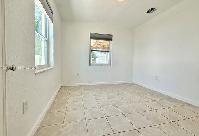 Building Photo - 2318 Dewey St