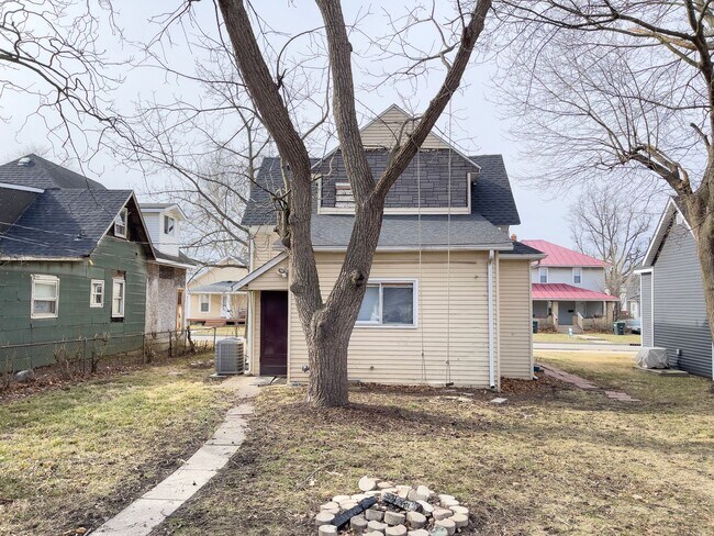 Building Photo - PRELEASING for AUGUST! Pet-Friendly 4BR Walk to Ball State, in unit Washer/dryer and hardwood flo...