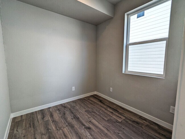Building Photo - 3 Bedroom, 2.5 Bathroom with two car garage