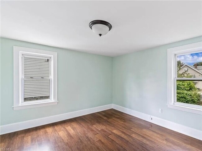 Building Photo - 47 E Mapledale Ave