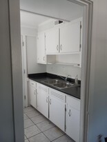 Building Photo - 318 E Fairview Rd