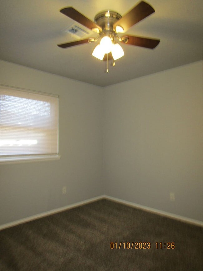 Building Photo - Great home located on the eastside, walking distance to MacArthur Schools.