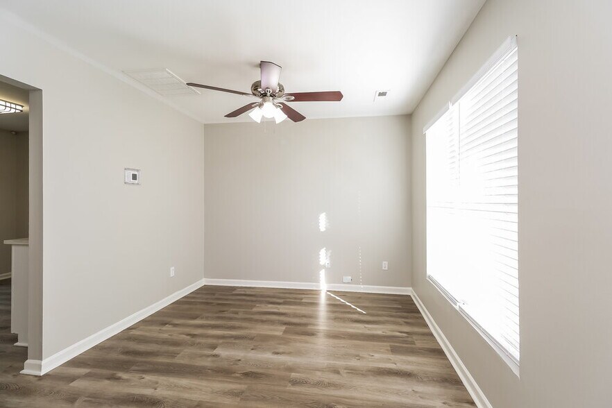 Building Photo - 6516 Lynmont Dr