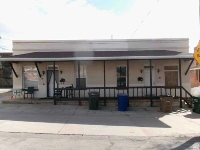 Building Photo - 862 E Menlo Ave