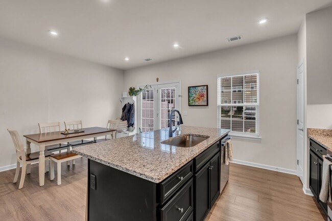 Building Photo - 3 BED 2.5 BATH TOWNHOME WALKING DISTANCE TO LEBANON SQUARE!