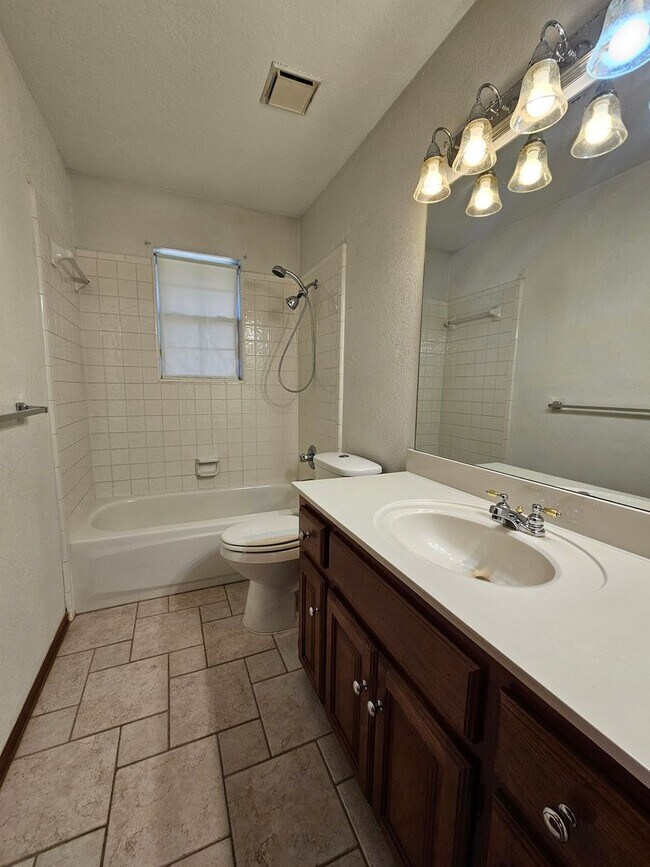 Building Photo - (3) Bed/(2) Bath in West Norman's Castlero...