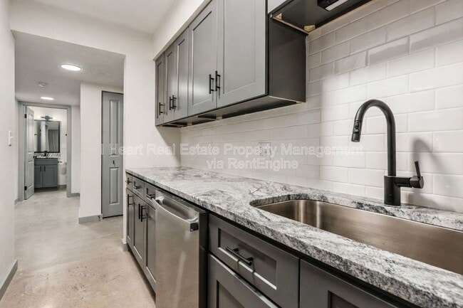 Building Photo - 2085 W Broad St