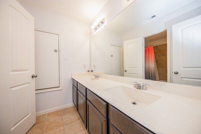 Building Photo - 3019 Lake Dr