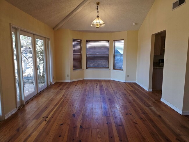 Building Photo - Charming 3 Bedroom, 2 bath Home in West El...