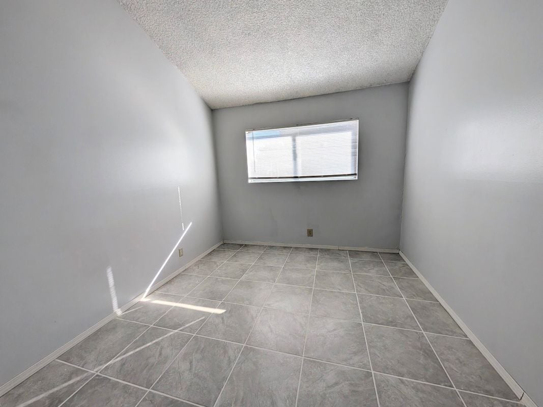 Building Photo - 914 W Alton Ave