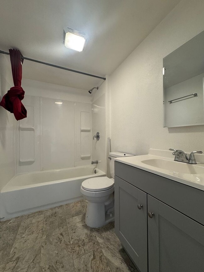 Building Photo - PET FRIENDLY 4 Bedroom 2 Bath