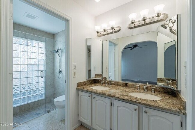 Building Photo - 3-bedroom townhome in great central Phoeni...