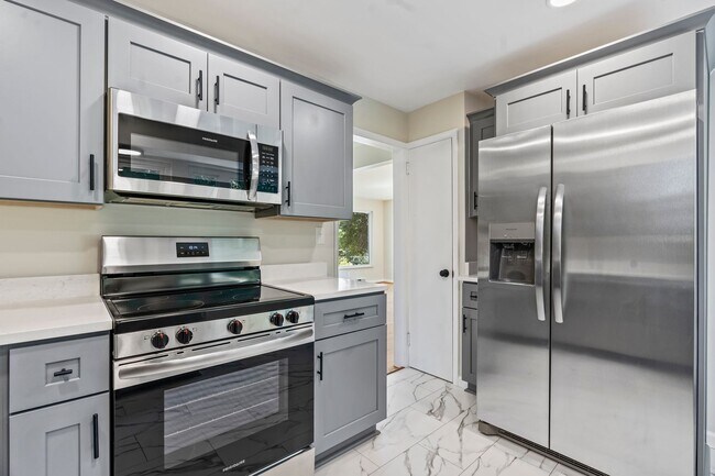 Building Photo - Beautifully Renovated 4 Bed/ 2 Bath with 2 Car Garage