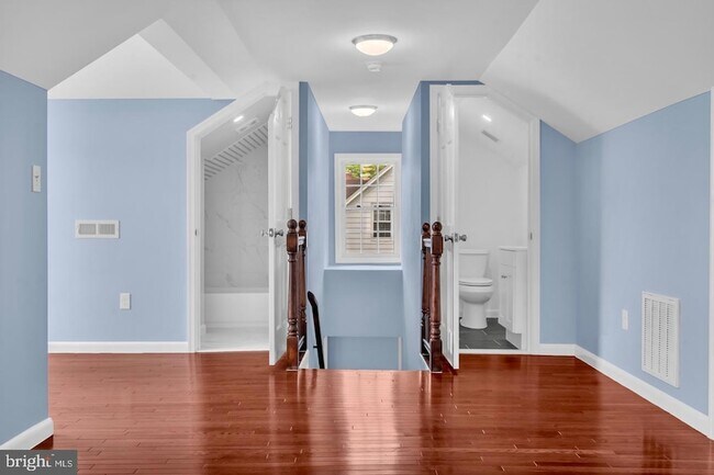 Building Photo - 202 Oak St