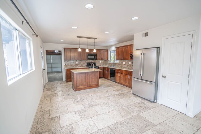 Building Photo - Upgraded 3 Bedroom Rental Home in Canyon C...
