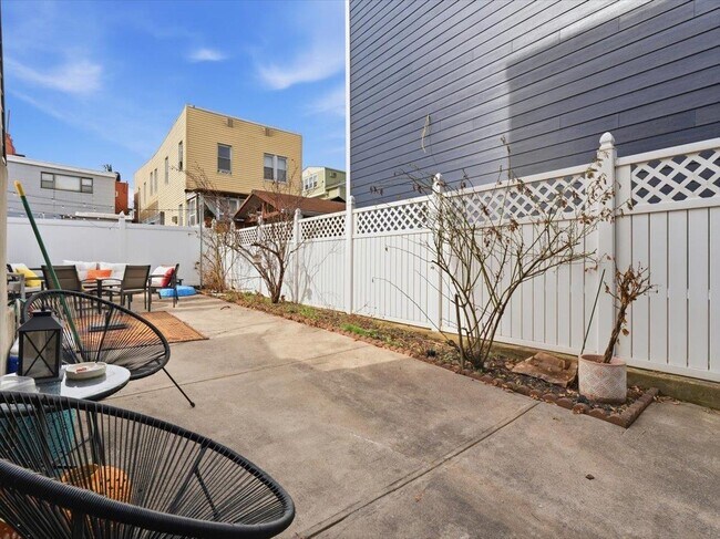 Building Photo - 207 19th St