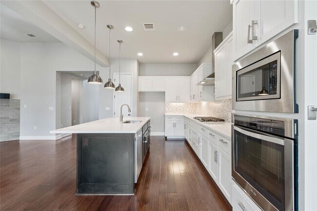 Building Photo - 5009 Mandevilla Dr