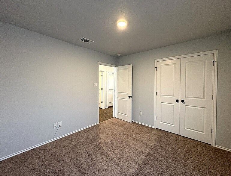 Building Photo - 1234 Lexington Dr