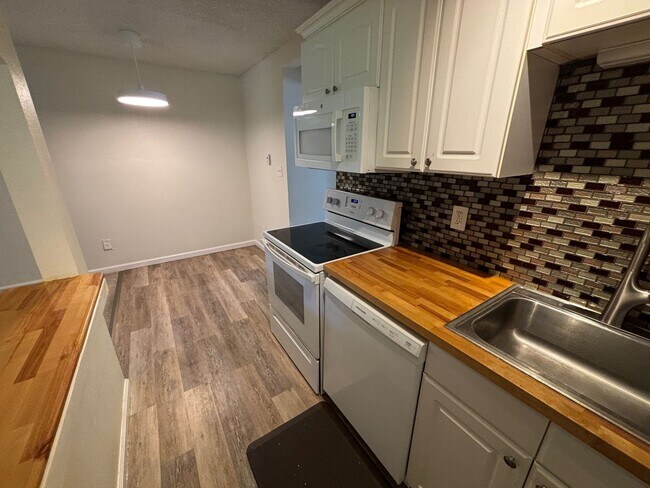 Building Photo - Jasmine Condos Updated 1 bd/1ba