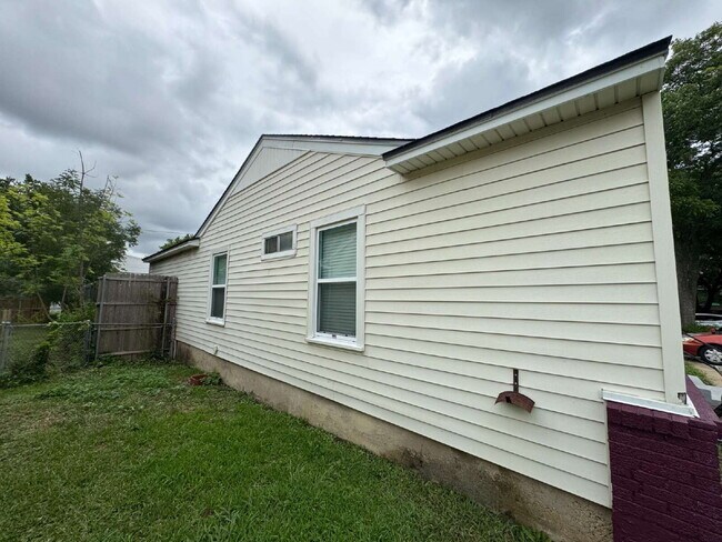 Building Photo - 2318 Fenwick Dr