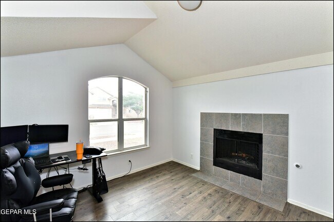 Building Photo - 10937 Northview Dr