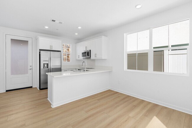 Building Photo - Modern Comfort & Style in Prime Ontario Location