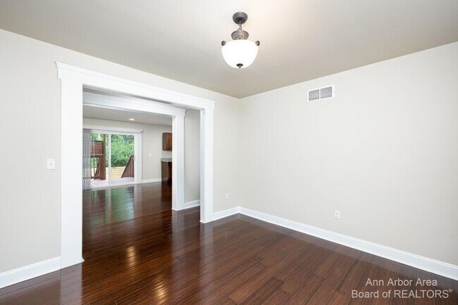 Building Photo - 2 Maple Vlg Ct