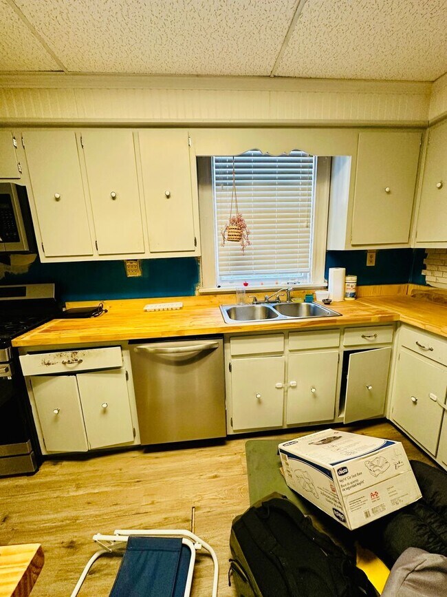 Building Photo - Gorgeous 4bdrm/1.5bth Home Located on Seminary Avenue in Richmond's North Side!!