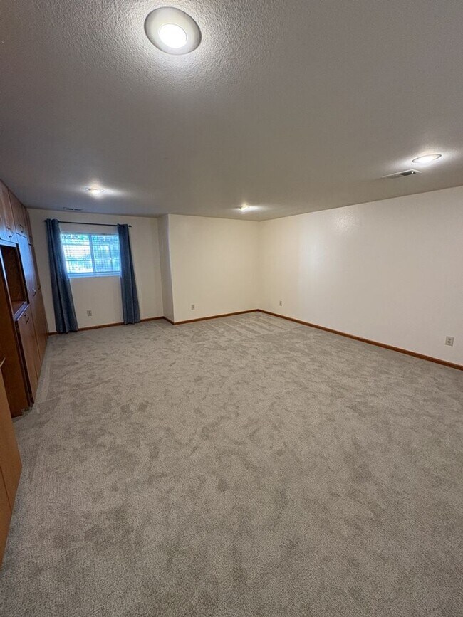 Building Photo - Updated 3BD/2BA with Garden Basement & Low Maintenance Living