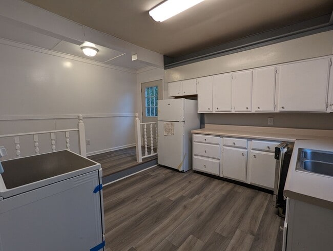 Building Photo - 2 Bedroom 1 Bathroom Single Family Home (M...