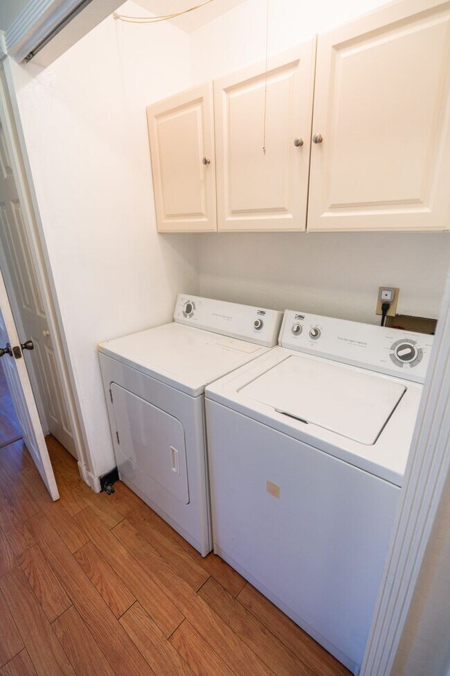 Building Photo - 2/2.5 Gated Community near FSU with Water ...