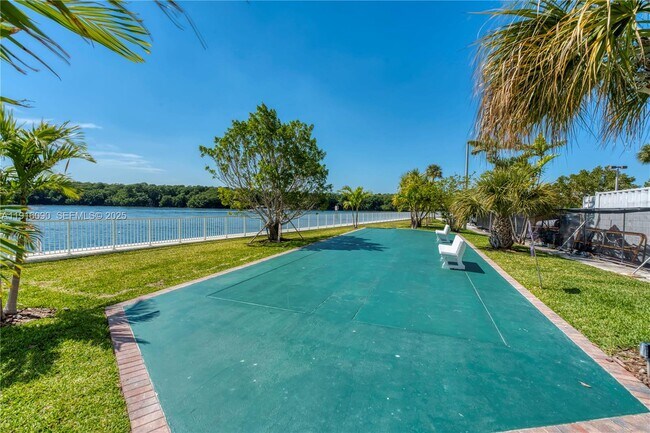 Building Photo - 500 Bayview Dr