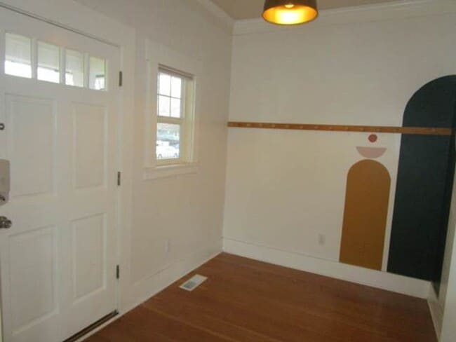 Building Photo - Charming 3 Bedroom Craftsman in North Tacoma