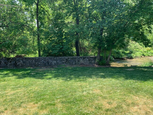 Building Photo - BEAUTIFUL 3 BED/2.5 BATH TOWNHOUSE!!