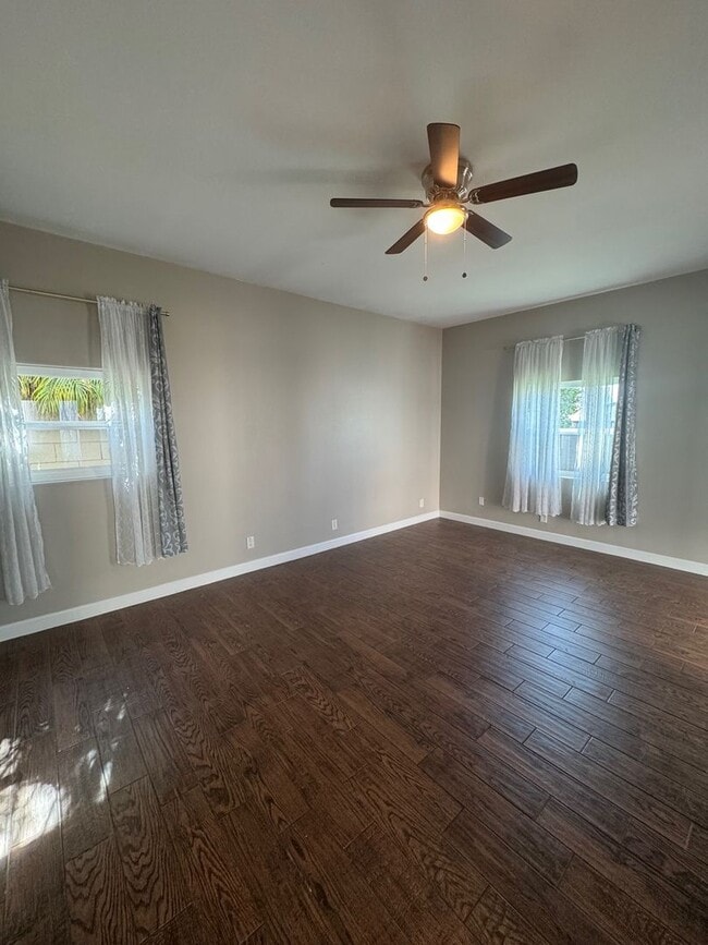 Building Photo - Large 4 bedroom 2 Bathroom for rent