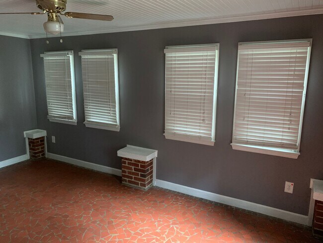 Building Photo - Lovely home in the Haymount Area - Available 4/15/2026