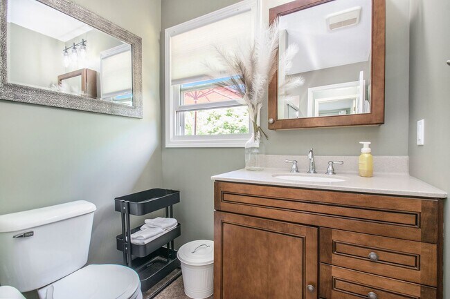 Building Photo - 6-8 months furnished 4 Bedroom 1.5 Bath