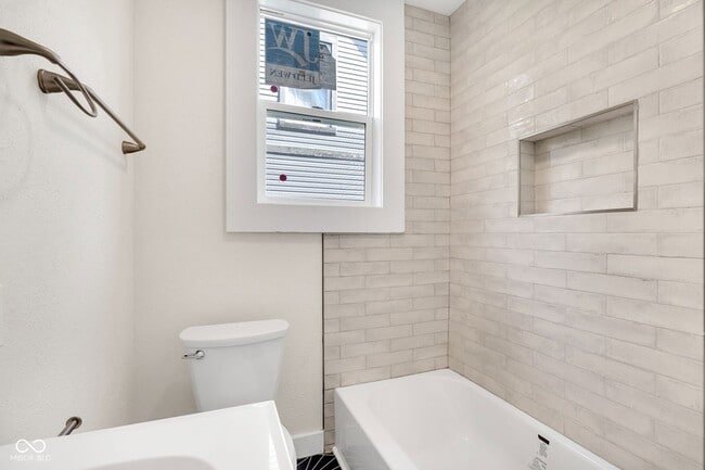 Building Photo - 3160 Graceland Ave