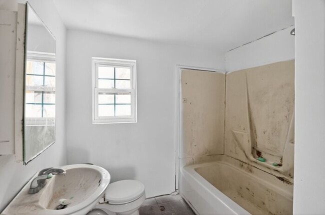 Building Photo - 2405 W 10th St