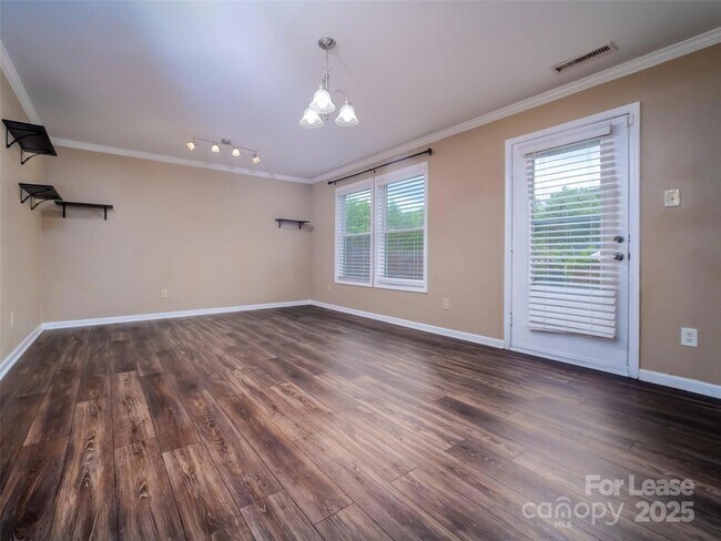 Building Photo - 910 Torsion Lane