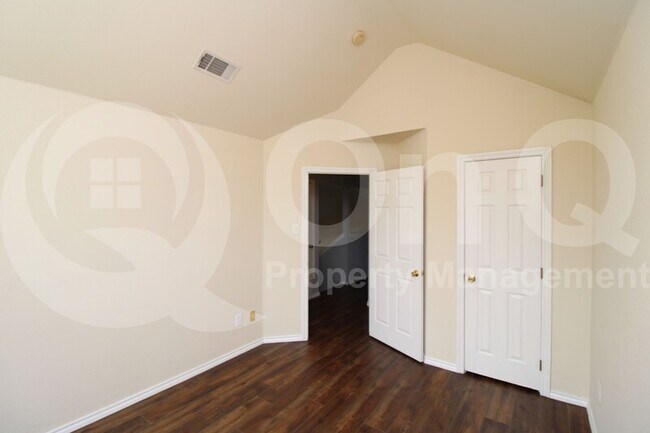 Building Photo - 2320 Hunters Run Dr