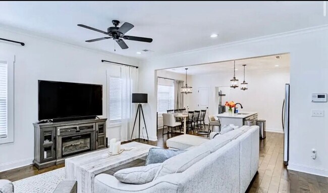 Building Photo - Beautiful 3/2 Available June 1st!