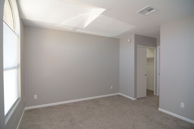 Building Photo - Remodeled 3 Bedroom 2.5 Bath House! West T...