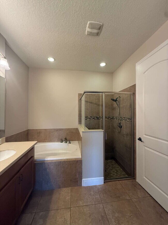 Building Photo - 3/2 townhome in desirable Loren Cove!
