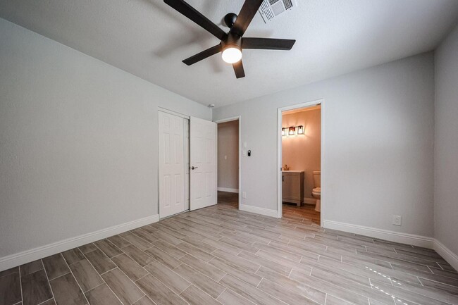 Building Photo - 11207 S Iroquois Dr